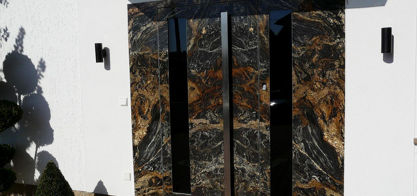 Входная дверь SCHÜCO из камня