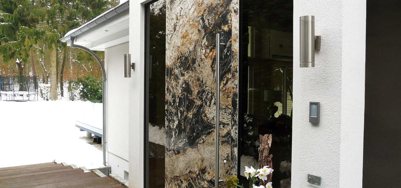 Входная дверь SCHÜCO из камня