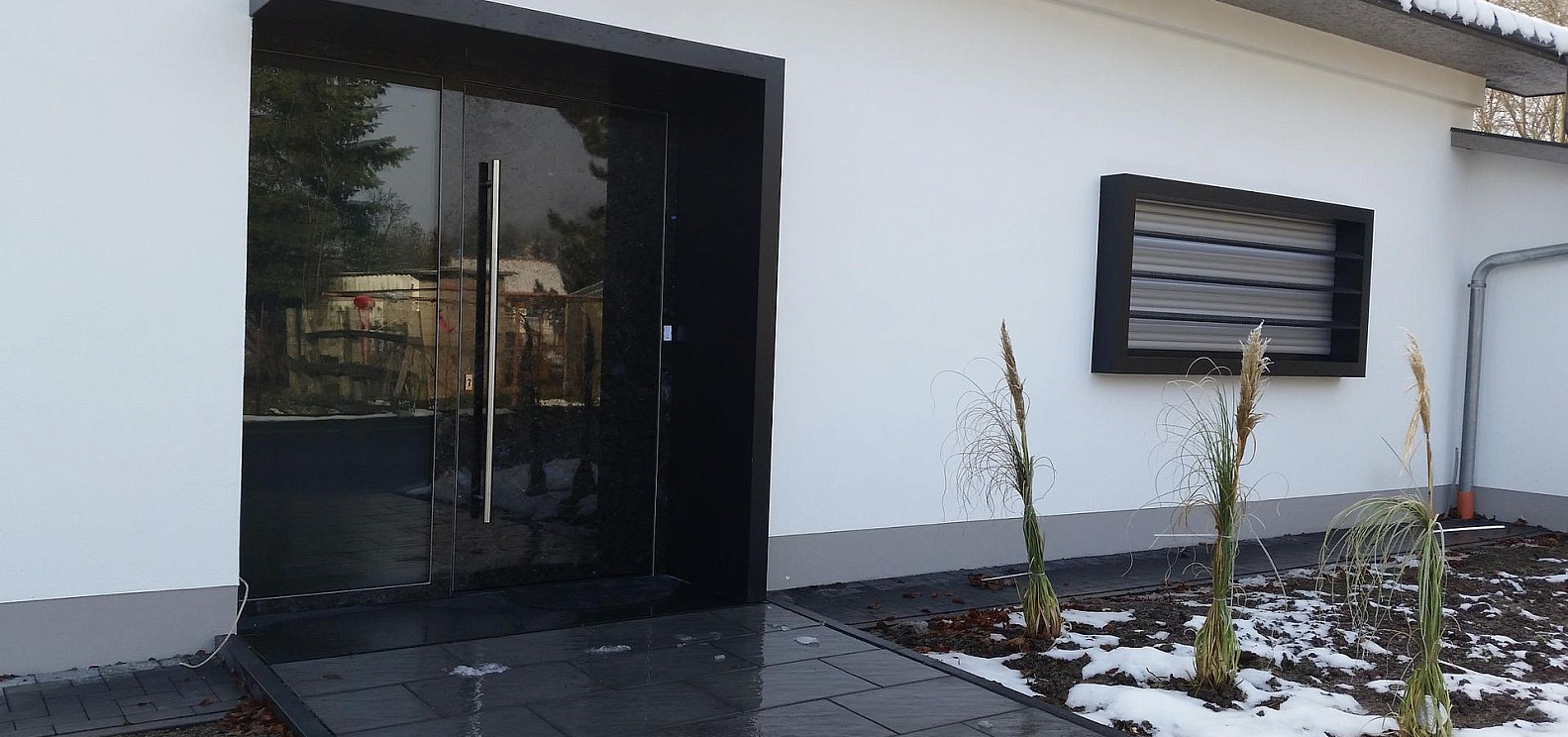 Входная дверь SCHÜCO из камня