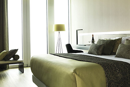 <h2>MARBLE HILL</h2>
<h3>ИЗЫСКАННАЯ ЭЛЕГАНТНОСТЬ СО ВЗГЛЯДОМ ВЫСОКОГО УРОВНЯ И ВОЗДУШНЫМ ХАРАКТЕРОМ</h3>
<p>
	 Современный занавес CARNEGIE HILL вводит умный взгляд. Этот огнеупорный продукт также может похвастаться качеством воздушности, что придает ему легкость и свежесть. Эта стильная штора поставляется в пяти приглушенных тонах. Прозрачные ткани придают каждому помещению ощущение невесомости. Как это делает радужный жаккард, который передает современную атмосферу в четырех эксклюзивных цветов. Из-за его особых свойств, TURTLE BAY является идеальным местом для контрактного сектора.
</p>