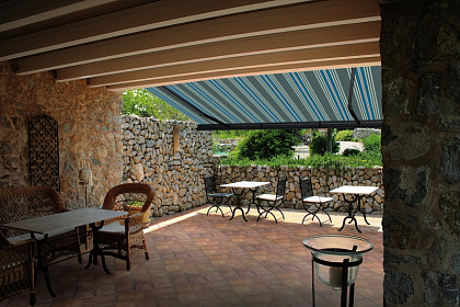 Покупая маркизную ткань марки markilux, вы получаете изделие высочайшего качества. Каждая ткань изготавливается на современных ткацких станках. В связи с этим получается высококачественный продукт. Каждый товар перед продажей проходит гарантированный контроль качества.&nbsp;<br>
 <br>
 Главное назначение маркизных тканей markilux – защита от прямых солнечных лучей. Кроме этого, современные ткани создают особую атмосферу. Марка markilux предлагает огромный ассортимент тканей, созданных по последней технологии - sunsilk snc или sunvas snc.<br>
 <br>
 Ткани этой марки безвредны для здоровья человека. Отсутствие вредных веществ подтверждает наличие сертификата «Oeko-Tex Standard 100».&nbsp;<br>
 <br>
 Отличная защита от солнечных лучей&nbsp;<br>
 <br>
 С приходом жарких дней и большой активностью солнца вопрос здоровья и хорошего отдыха выходит на первое место. Ткани markilux не позволяют ультрафиолетовым лучам пробраться на ваше тело. Например, светлые маркизные ткани способны сдержать 97% солнечных лучей, а темные могут полностью перекрыть попадание ультрафиолета.&nbsp;<br>
 <br>
 Все вышеперечисленные показатели выявлены благодаря исследованиям, которые проходили в институте Hohenstein. Каждая ткань sunsilk snc или sunvas snc прекрасно защитит от солнца и даст возможность отлично отдохнуть. Степень защиты UPF 50+ указывает на то, что вы можете в 50 раз дольше находиться под солнцем, без каких-либо ожогов.&nbsp;<br>
 <br>
 Используя защиту от солнца необходимо помнить о том, что вы защищены только от прямых солнечных лучей, но ни от отраженного ультрафиолетового излучения.&nbsp;<br>
 <br>
 Эстетика при склейке тканей&nbsp;<br>
 <br>
 Использование новых технологий склейки, в том числе ультразвуковой позволяет добиться максимально эстетичного и красивого материала. Кроме эстетики благодаря подобной склейке тканей значительно повышается водо- и светостойкость, прочность. Без использования стандартных швов, новая технология склейки позволяет значительно увеличить срок эксплуатации подобных тканей.&nbsp;<br>
 <br>
На данный момент выполняется поставка склеенных тканей, если же необходимо получить традиционный тканевый шов, то следует указать это в заказе. Единственное исключение – ткань perfotex, которую сшивают традиционным способом.