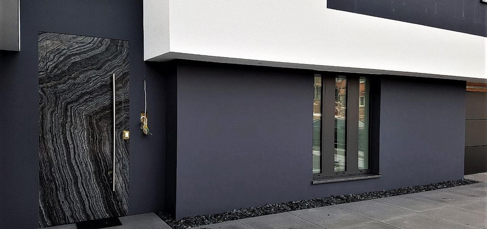 Входная дверь SCHÜCO из камня