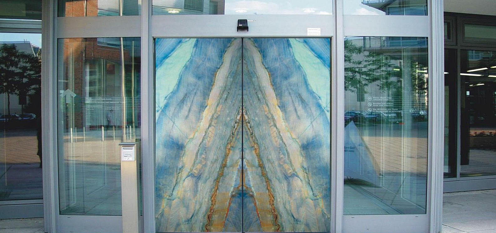 Раздвижные двери SCHÜCO из камня