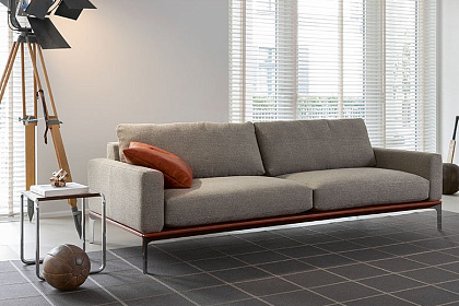 DORIAN является отличительным из-за его структурированного вида и его невероятно мягкой текстуры. Поверхность разноцветной сотканной ткани обивки создает волнующую динамику, благодаря неровным переплетениям. Переплетение нитей синели различной длины приводит к красивым легким отражениям, которые в свою очередь создают интересное взаимодействие между светом и тьмой. Помимо теплых естественных тонов, эта привлекательная обивочная ткань также поставляется в откровенных оттенках, таких как ржавчина или бирюзовый. JAB ANSTOETZ